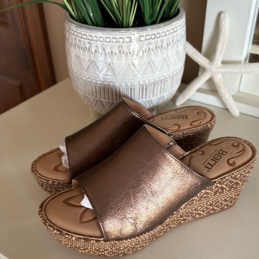 NWOT Born BRONZE Leather Wedge Sandals size 7M /7.5